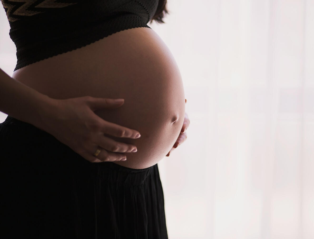 Frau mit schwangerem Bauch
